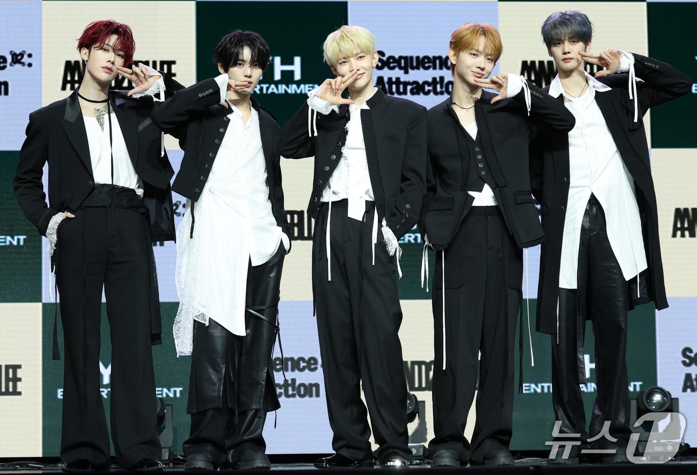 본문 이미지 - 그룹 앤더블(AND2BLE)의 리키(왼쪽부터)와 한유진, 장하오, 유승언, 김규빈이 27일 서울 용산구 블루스퀘어에서 가진 미니 2집 '시퀀스 투: 어트랙션'(Sequence 02: Attraction) 발매 쇼케이스에서 포즈를 취하고 있다. 2026.10.27 ⓒ 뉴스1 권현진 기자
