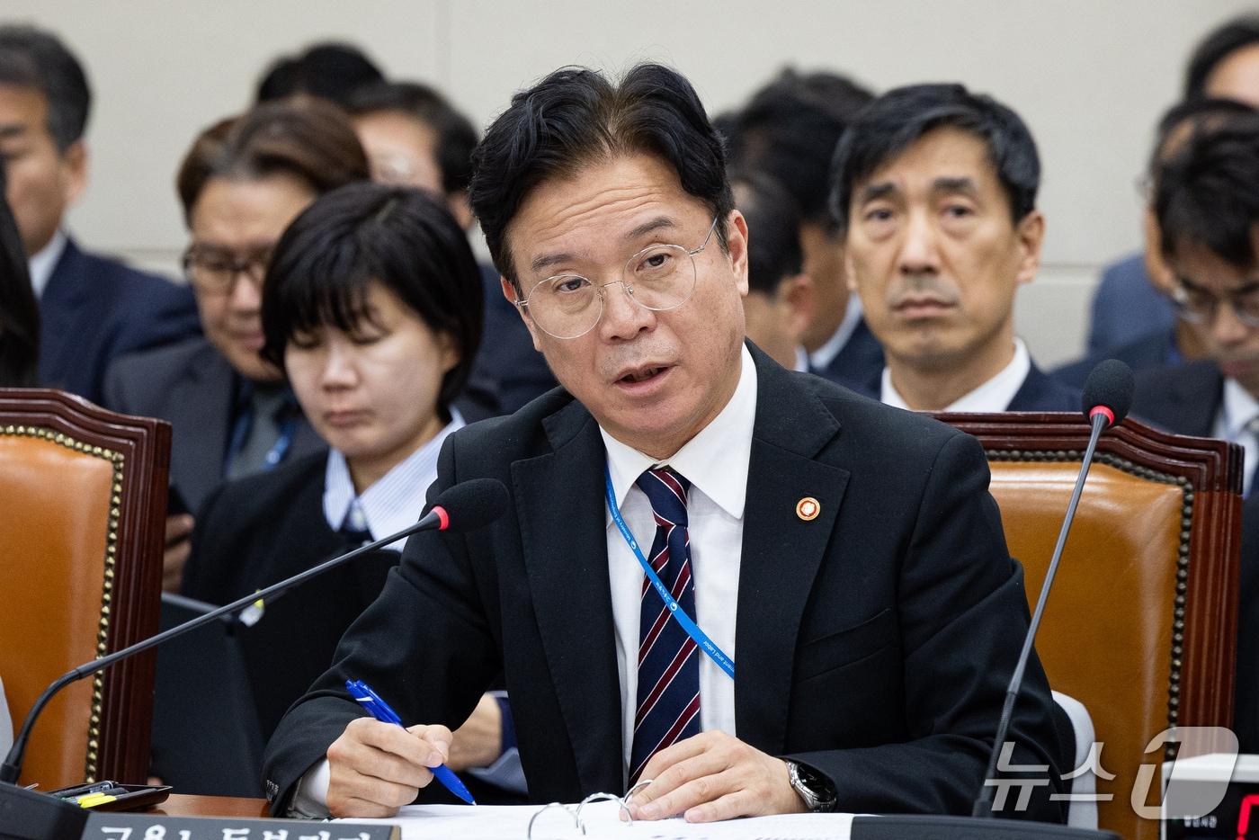 본문 이미지 - 김영훈 고용노동부 장관이 27일 서울 여의도 국회에서 열린 기후에너지환경노동위원회의 고용노동부 등에 대한 국정감사 종합감사에 출석해 의원 질의에 답하고 있다. 2026.10.27 ⓒ 뉴스1 유승관 기자