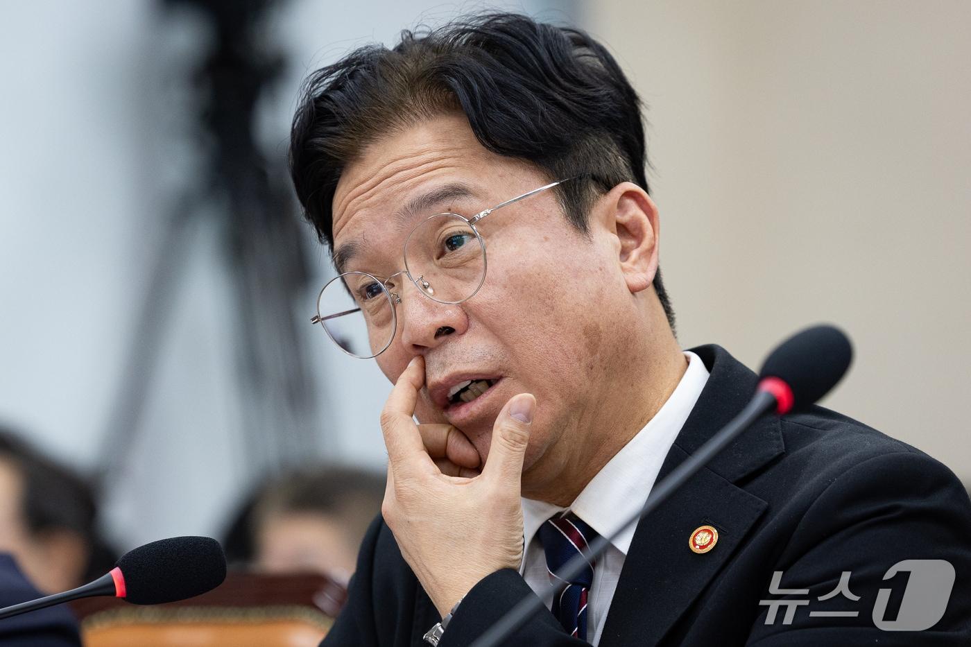 본문 이미지 - 김영훈 고용노동부 장관이 27일 서울 여의도 국회에서 열린 기후에너지환경노동위원회의 고용노동부 등에 대한 국정감사 종합감사에 출석해 의원 질의에 답하고 있다. 2026.10.27 ⓒ 뉴스1 유승관 기자