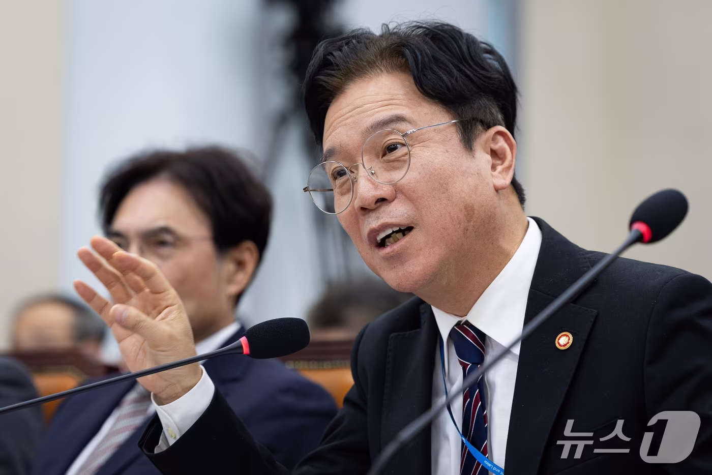 본문 이미지 - 김영훈 고용노동부 장관이 27일 서울 여의도 국회에서 열린 기후에너지환경노동위원회의 고용노동부 등에 대한 국정감사 종합감사에 출석해 의원 질의에 답하고 있다. 2026.10.27 ⓒ 뉴스1 유승관 기자