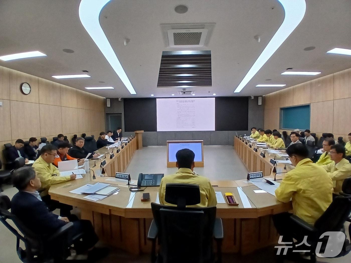 본문 이미지 - 소방 현장 안전 확보와 소방관 근무환경·처우 개선을 위한 태스크포스(TF) 첫 회의.(경기도 제공. 재판매 및 DB 금지)