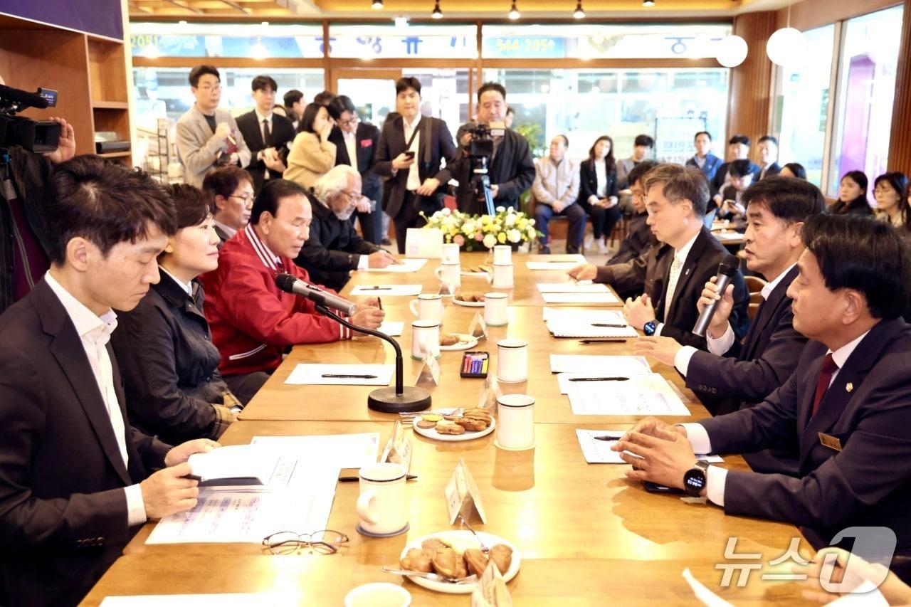본문 이미지 - 송미령 농림축산식품부 장관이 27일 오후 충북 보은군을 방문해 농어촌 기본소득 시범사업에 대한 주민 의견을 수렴하고 있다. (보은군 제공. 재판매 및 DB 금지) 2026.10.27/뉴스1 
