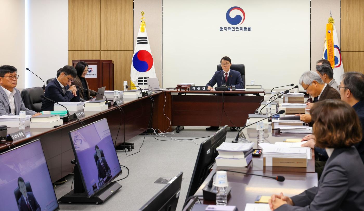 본문 이미지 - 최원호 원자력안전위원회 위원장이 27일(화) 서울 종로구 원자력안전위원회 대회의실에서 열린 제2026-17회 원자력안전위원회 회의에서 위원들과 안건에 대해 논의하고 있다.(원안위 제공)