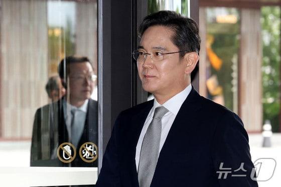 본문 이미지 - 이재용 삼성전자 회장이 RX추진실을 찾아 미래 성장 동력을 점검했다./뉴스1 이광호 기자