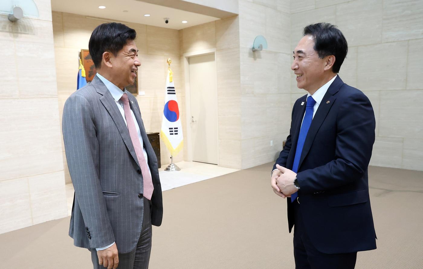 본문 이미지 - 박수현 충남지사(오른쪽)가 주유엔(UN) 대한민국 대표부 차지훈 대사를 만나 대화를 나누고 있다.(도 제공. 재판매 및 DB 금지)/뉴스1