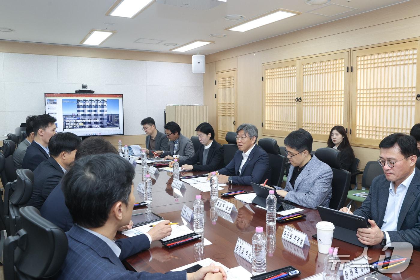 본문 이미지 -  국토교통부는 27일 서울 국토발전전시관에서 한국토지주택공사(LH), 경기주택도시공사(GH), 한국건설기술연구원, 업계와 협의체 회의를 열고 모듈러주택 활성화 방안을 논의했다.(국토부 제공)