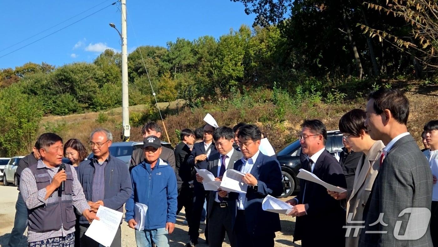 본문 이미지 - 27일 전북 익산시 여산면 햇빛소득마을 사업지를 방문한 전북도와 대통령비서실 관계자들이 현장 보고를 듣고 있다.(전북도 제공. 재판매 및 DB 금지)/뉴스1 