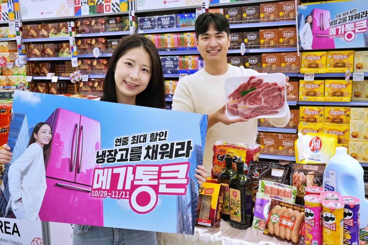 본문 이미지 - 서울시 중구에 위치한 롯데마트 제타플렉스 서울역점에서 직원들이 하반기 '메가통큰'을 홍보하고 있다.(롯데마트 제공)