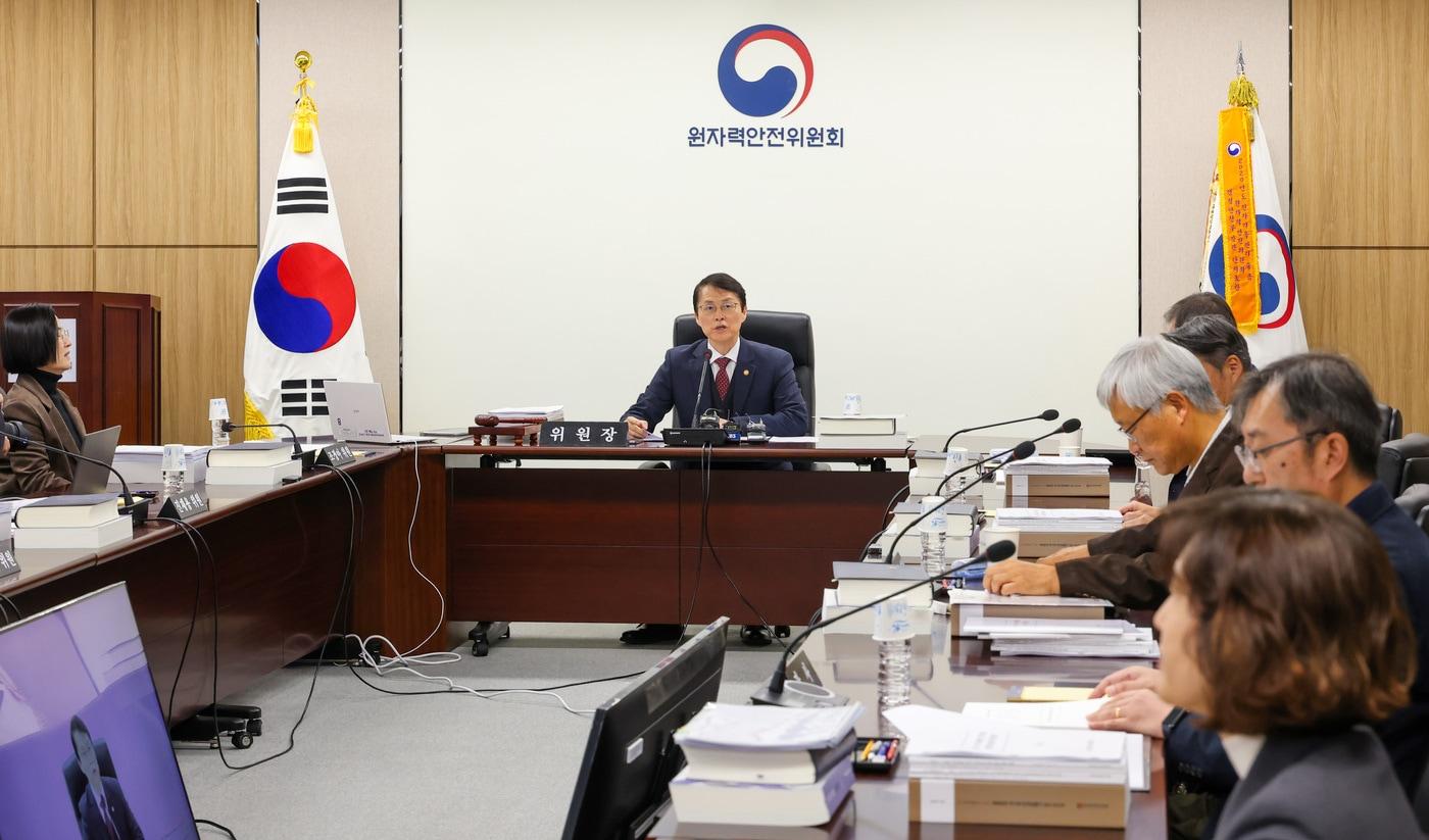 본문 이미지 - 최원호 원자력안전위원회 위원장이 27일(화) 서울 종로구 원자력안전위원회 대회의실에서 열린 회의에서 위원들과 안건에 대해 논의하고 있다.(원안위 제공)