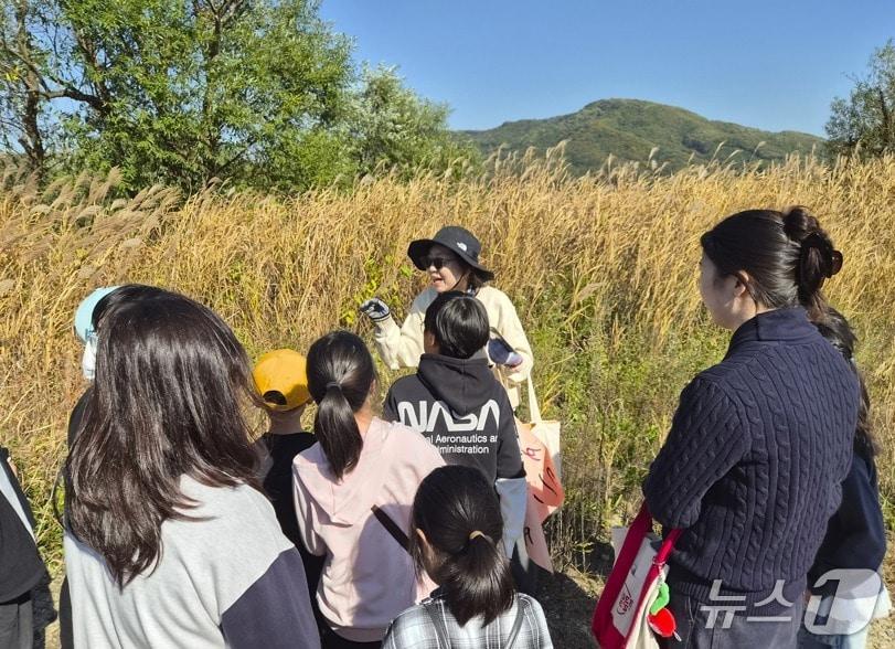 본문 이미지 - 기후에너지환경부 원주지방환경청이 27일 강원 원주시 지역아동센터 아동들에게 충북 충주시 비내섬 습지보호지역 일원에서 생태관광 프로그램을 운영했다 (원주지방환경청 제공. 재판매 및 DB금지) 2026.10.27/뉴스1