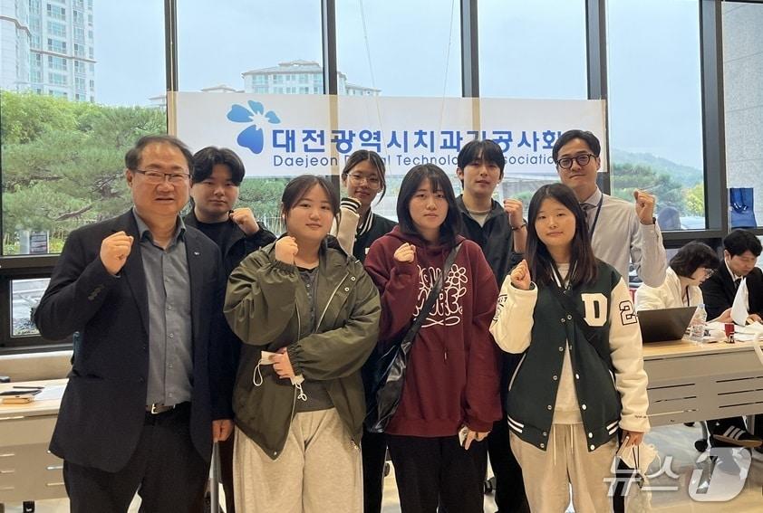 본문 이미지 - 대전보건대학교 치기공학과 학생들이 충청권 치과기공사 연합 학술대회 학생실기경진대회에서 전 부문 최우수상을 받았다. (대전보건대 제공. 재판매 및 DB금지) /뉴스1 