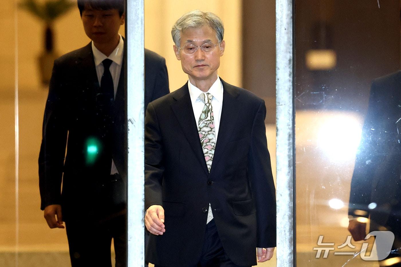 본문 이미지 - 조희대 대법원장이 27일 오후 서울 서초구 대법원을 나서고 있다. 더불어민주당은 이날 의원총회에서 대법관 재제청 거부 경위와 업무추진비 부당집행 의혹 등을 규명하기 위한 조 대법원장 국정조사를 실시하기로 했다. 2026.10.27 ⓒ 뉴스1 이광호 기자
