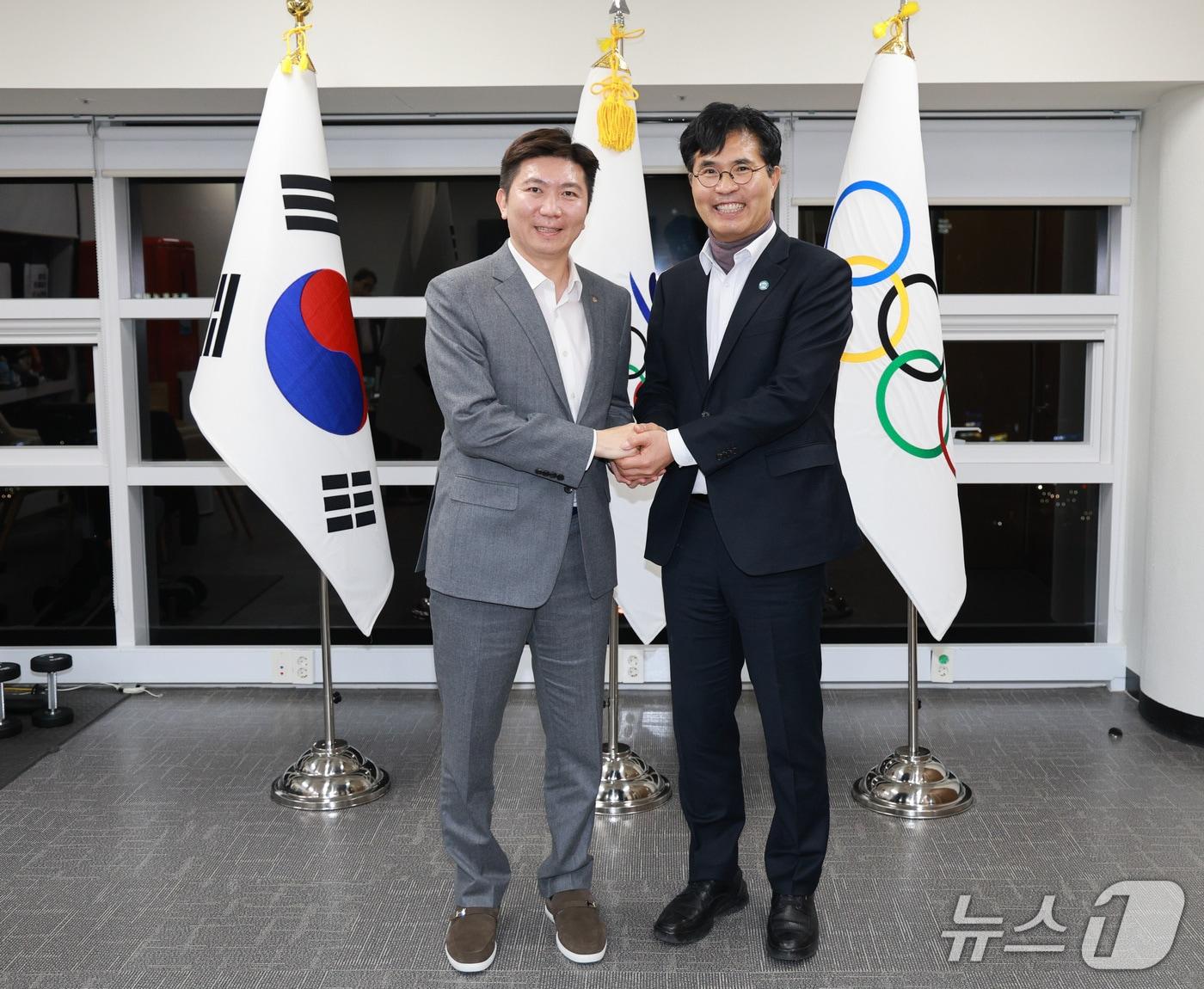 본문 이미지 - 27일 서울 올림픽회관에서 이원택 전북지사(오른쪽)가 유승민 대한체육회장을 만나 2036 하계올림픽 유치 추진상황을 공유하고 협력방안을 논의했다.(전북도 제공. 재판매 및 DB 금지)/뉴스1