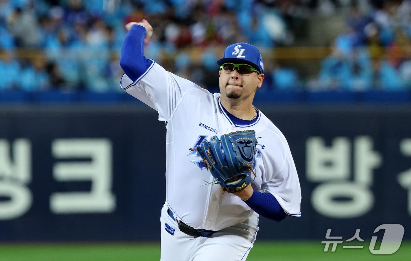 본문 이미지 - 27일 오후 대구 삼성라이온즈파크에서 열린 프로야구 2026 신한 SOL KBO 포스트시즌 플레이오프 2차전 KIA 타이거즈와 삼성 라이온즈의 경기에서 삼성 선발투수 후라도가 역투하고 있다. 2026.10.27 ⓒ 뉴스1 박지혜 기자