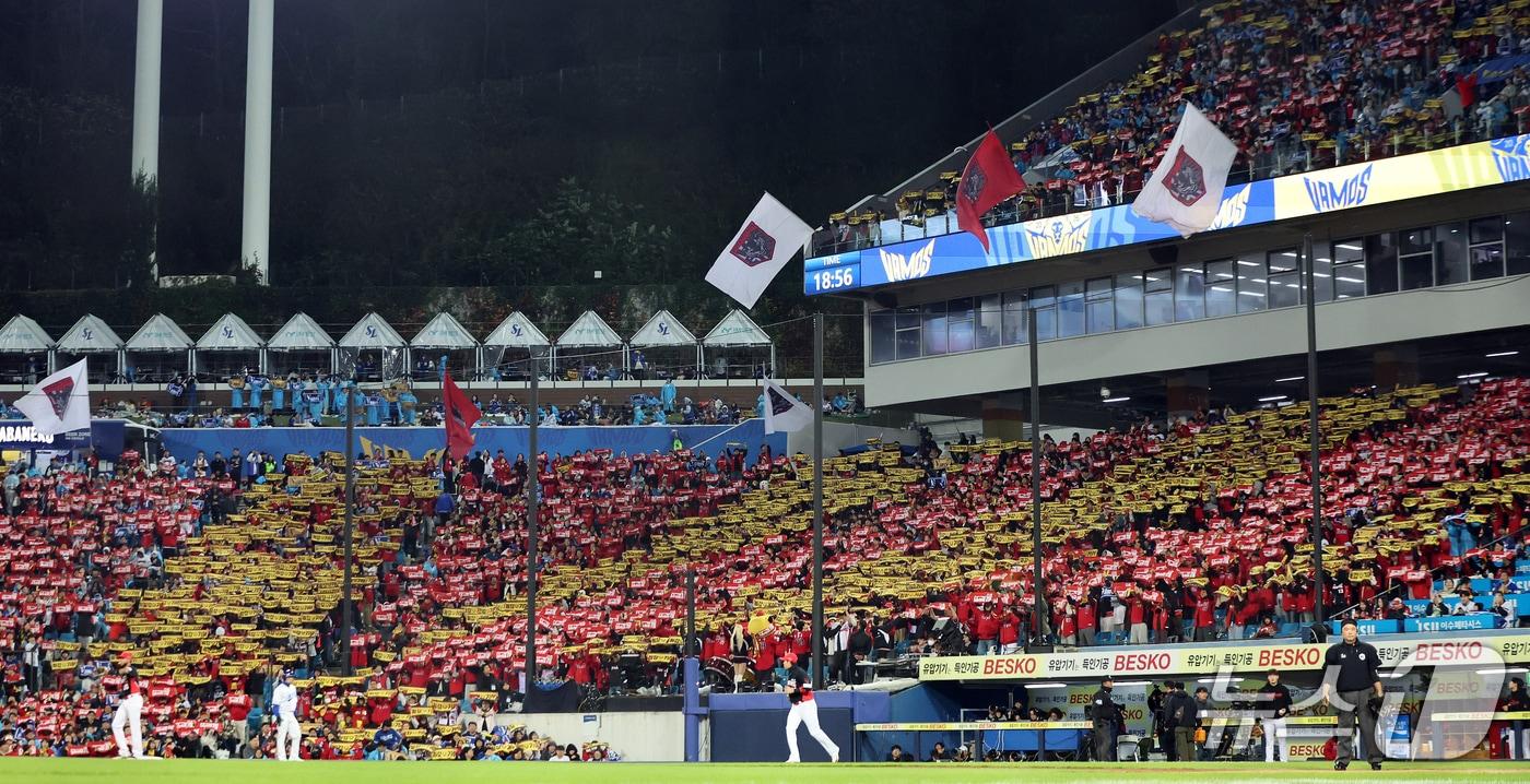 본문 이미지 - 27일 오후 대구 삼성라이온즈파크에서 열린 프로야구 2026 신한 SOL KBO 포스트시즌 플레이오프 2차전 KIA 타이거즈와 삼성 라이온즈의 경기, 1루 KIA 응원단이 뜨거운 응원을 펼치고 있다. 2026.10.27 ⓒ 뉴스1 김진환 기자