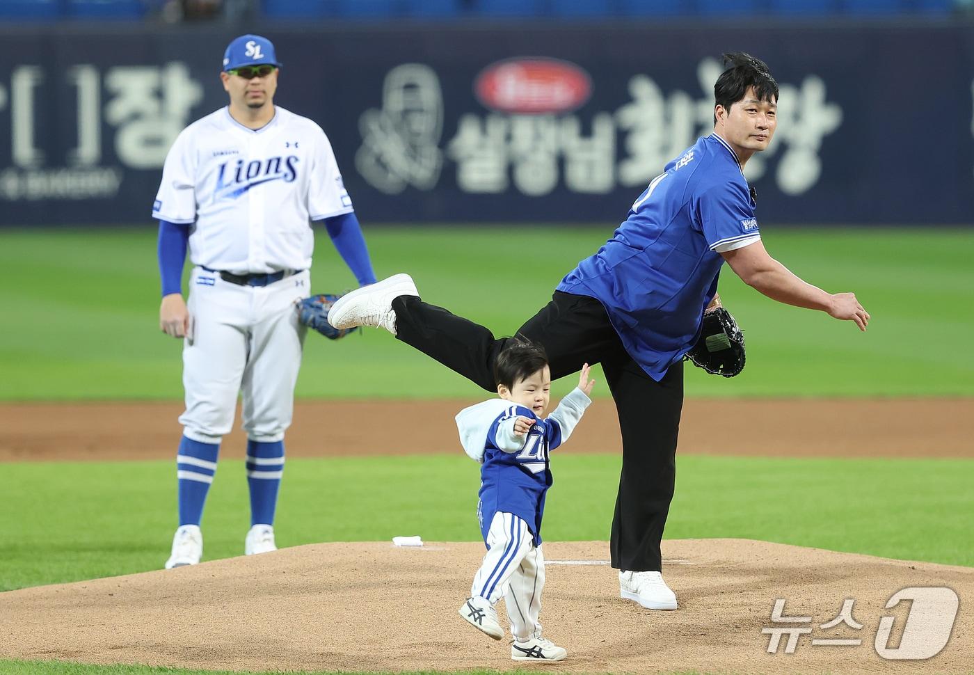본문 이미지 - 27일 오후 대구 삼성라이온즈파크에서 열린 프로야구 2026 신한 SOL KBO 포스트시즌 플레이오프 1차전 KIA 타이거즈와 삼성 라이온즈의 경기, 삼성 레전드 마무리 투수 오승환이 아들과 함께 마운드에 올라 시구를 하고 있다. 2026.10.27 ⓒ 뉴스1 공정식 기자