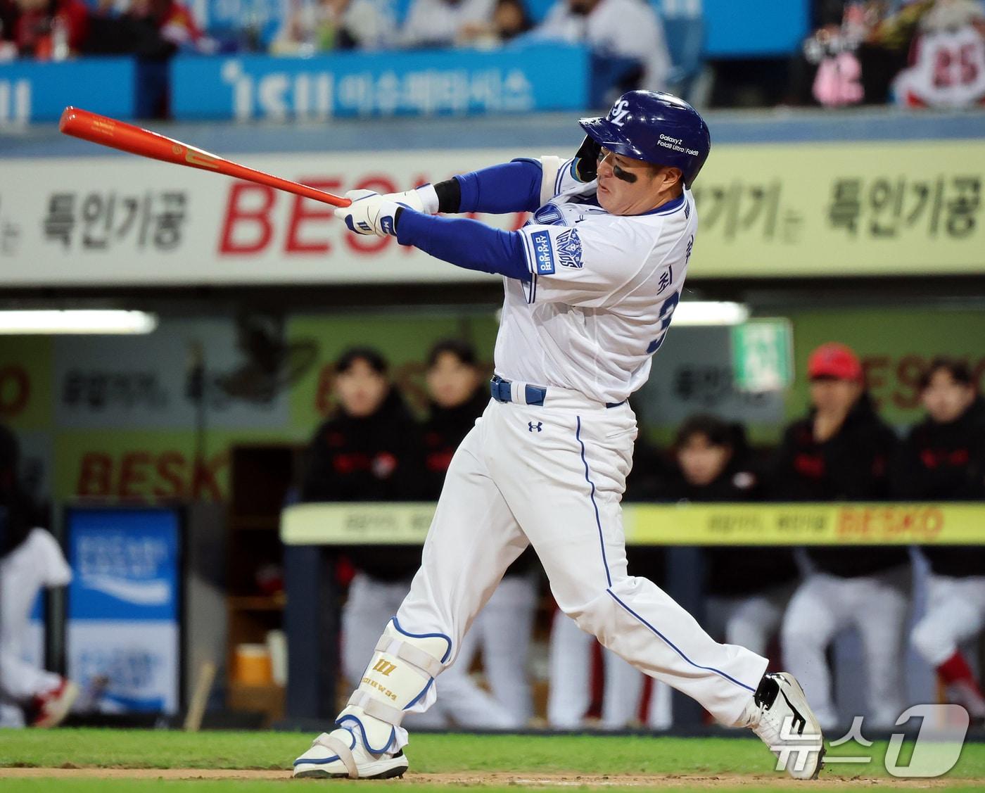본문 이미지 - 27일 오후 대구 삼성라이온즈파크에서 열린 프로야구 2026 신한 SOL KBO 포스트시즌 플레이오프 2차전 KIA 타이거즈와 삼성 라이온즈의 경기, 삼성 최형우가 2회말 1사 안타를 치고 있다. 2026.10.27 ⓒ 뉴스1 김진환 기자