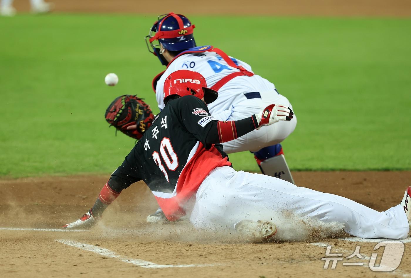 본문 이미지 - 27일 오후 대구 삼성라이온즈파크에서 열린 프로야구 2026 신한 SOL KBO 포스트시즌 플레이오프 1차전 KIA 타이거즈와 삼성 라이온즈의 경기, 3회초 1사 1,3루 상황 KIA 이호연의 중견수 희생플라이 때 3루주자 하주석이 홈을 밟아 득점에 성공하고 있다. 2026.10.27 ⓒ 뉴스1 공정식 기자