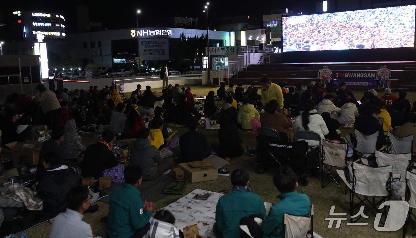 본문 이미지 - 27일 대구 삼성 라이온즈파크에서 열린 2026 신한 SOL KBO 포스트시즌 플레이오프(PO·5전 3선승제) 2차전을 맞아 KIA 타이거즈를 응원하기 위해 전남광주통합특별시 광산구청 시민광장에 모인 시민들. 2026.10.27 ⓒ 뉴스1 안재영 기자