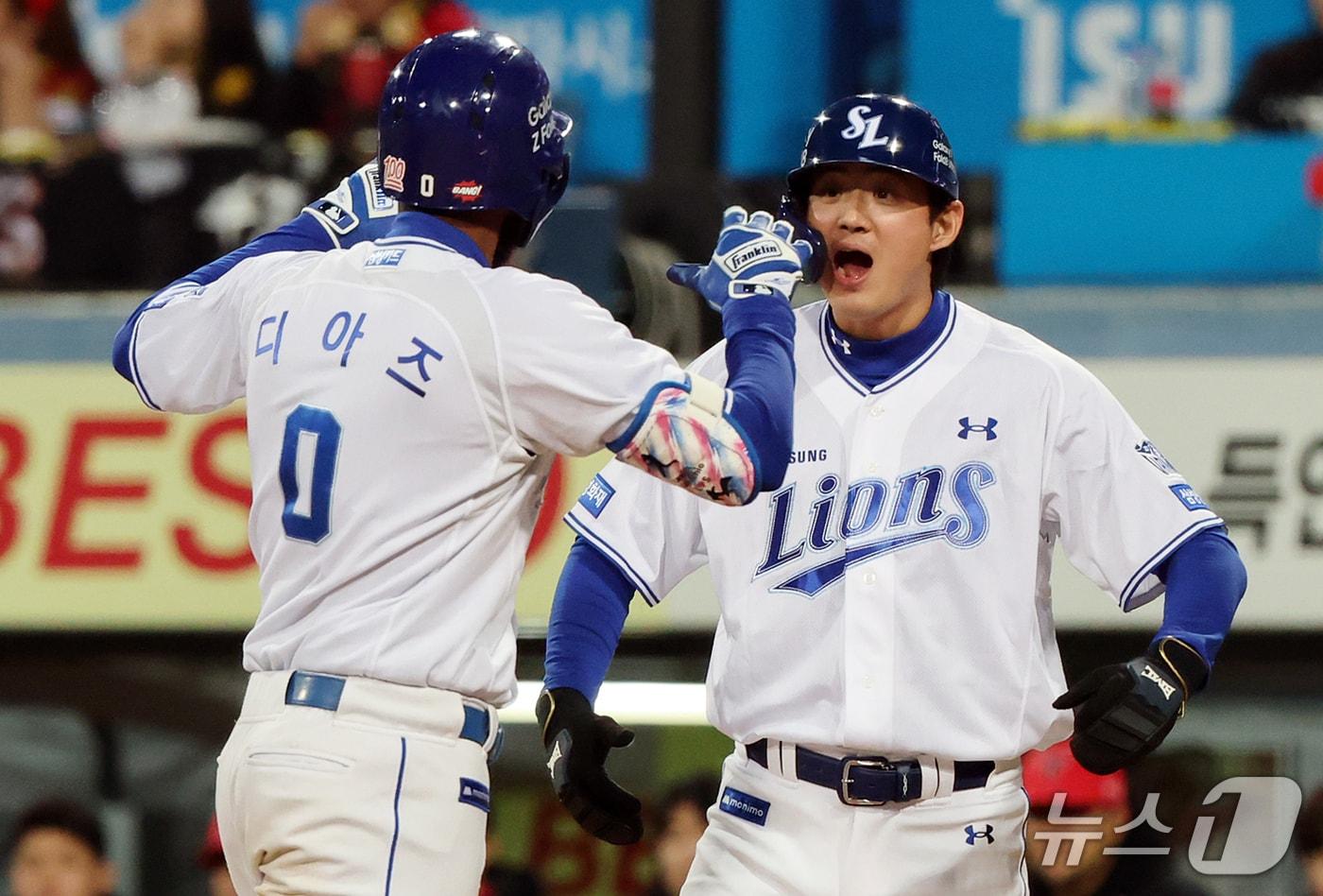 본문 이미지 - 27일 오후 대구 삼성라이온즈파크에서 열린 프로야구 2026 신한 SOL KBO 포스트시즌 플레이오프 2차전 KIA 타이거즈와 삼성 라이온즈의 경기, 삼성 디아즈가 3회말 2사 1루 상황에서 투런 홈런을 친 뒤 홈에서 구자욱과 기쁨을 나누고 있다. 2026.10.27 ⓒ 뉴스1 김진환 기자