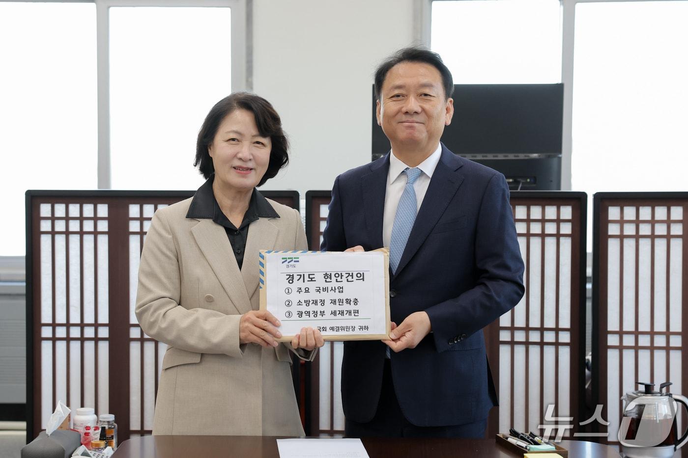 본문 이미지 - 추미애 경기도지사(오른쪽)가 이광재 국회 예산결산특별위원장에게 경기도 현안 건의서를 전달하고 있다.(경기도 제공. 재판매 및 DB 금지)