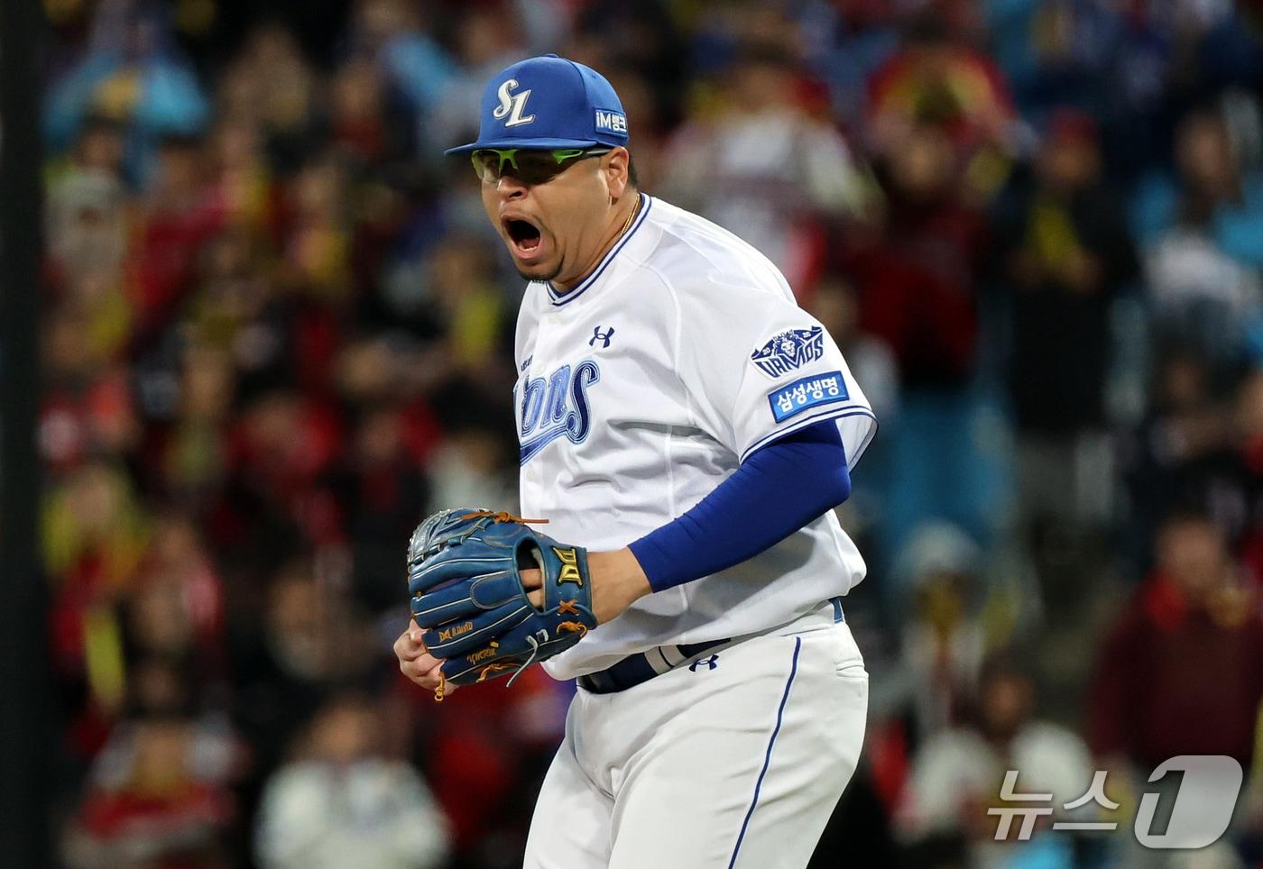 본문 이미지 - 27일 오후 대구 삼성라이온즈파크에서 열린 프로야구 2026 신한 SOL KBO 포스트시즌 플레이오프 2차전 KIA 타이거즈와 삼성 라이온즈의 경기, 삼성 선발 후라도가 4회초 2사 KIA 한준수를 삼진으로 잡으며 이닝을 마친 후 포효하고 있다. 2026.10.27 ⓒ 뉴스1 김진환 기자