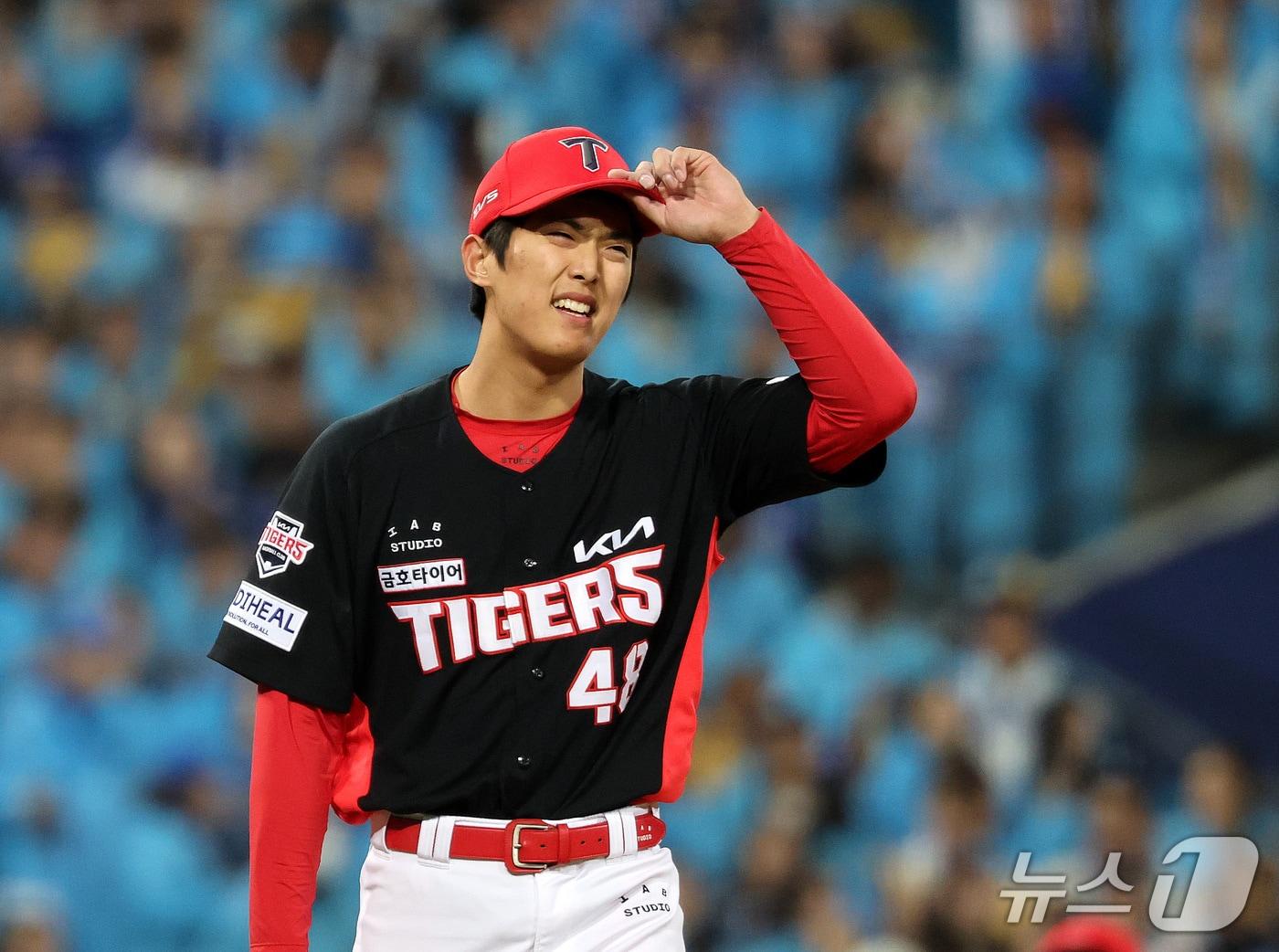 본문 이미지 - 27일 오후 대구 삼성라이온즈파크에서 열린 프로야구 2026 신한 SOL KBO 포스트시즌 플레이오프 2차전 KIA 타이거즈와 삼성 라이온즈의 경기, 5회말 주자 만루상황 KIA 투수 이의리가 강판되고 있다. 2026.10.27 ⓒ 뉴스1 박지혜 기자