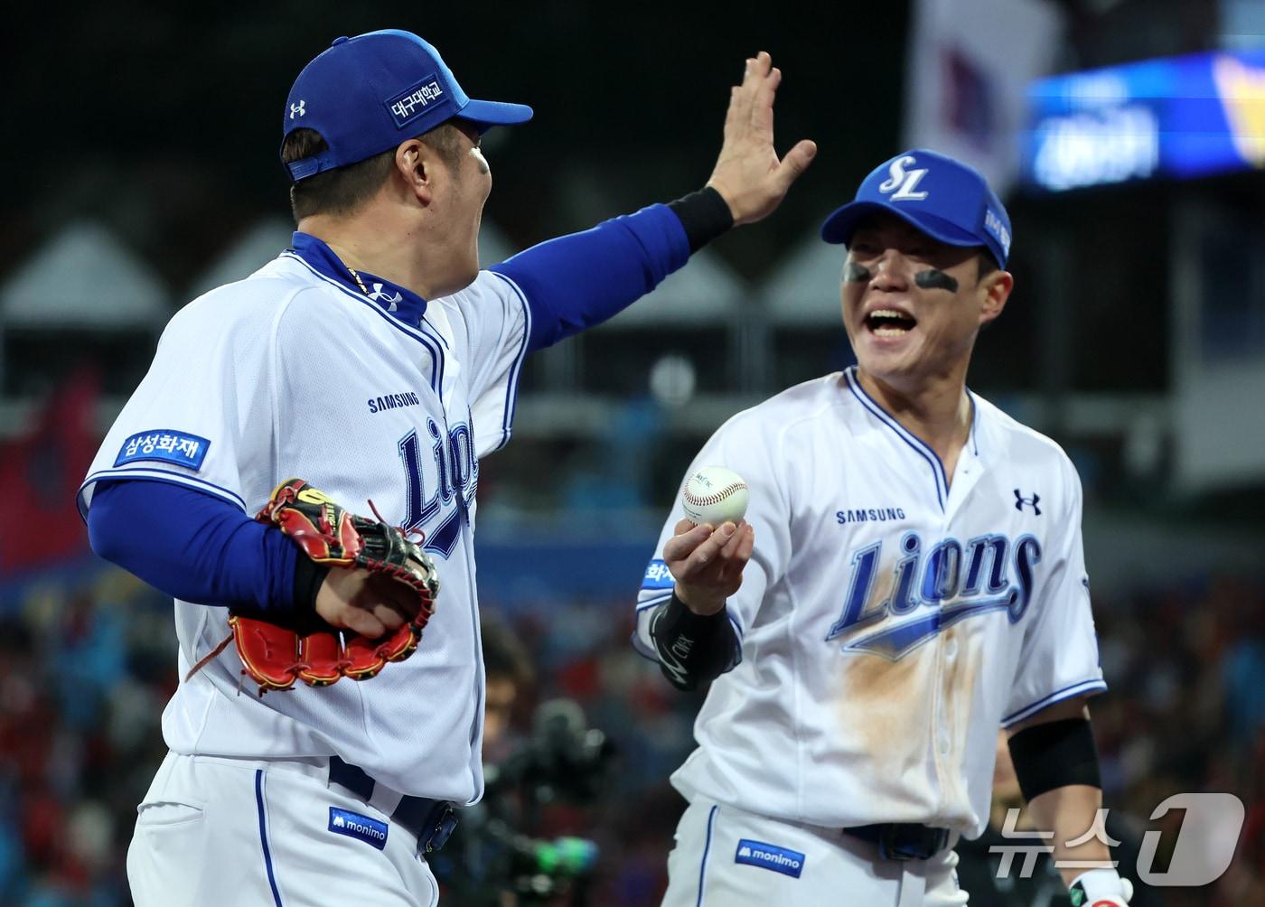 본문 이미지 - 27일 오후 대구 삼성라이온즈파크에서 열린 프로야구 2026 신한 SOL KBO 포스트시즌 플레이오프 2차전 KIA 타이거즈와 삼성 라이온즈의 경기, 삼성 좌익수 최형우가 6회초 2사 안타를 치고 2루까지 쇄도하는 KIA 카스트로를 아웃 시킨 후 류지혁과 기쁨을 나누고 있다. 2026.10.27 ⓒ 뉴스1 김진환 기자