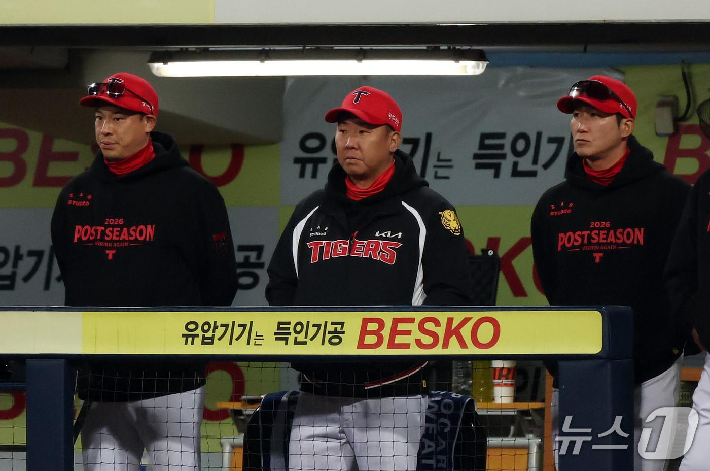본문 이미지 - 27일 오후 대구 삼성라이온즈파크에서 열린 프로야구 2026 신한 SOL KBO 포스트시즌 플레이오프 2차전 KIA 타이거즈와 삼성 라이온즈의 경기, KIA 이범호 감독이 6회말 더그아웃에서 경기를 지켜보고 있다. 2026.10.27 ⓒ 뉴스1 김진환 기자