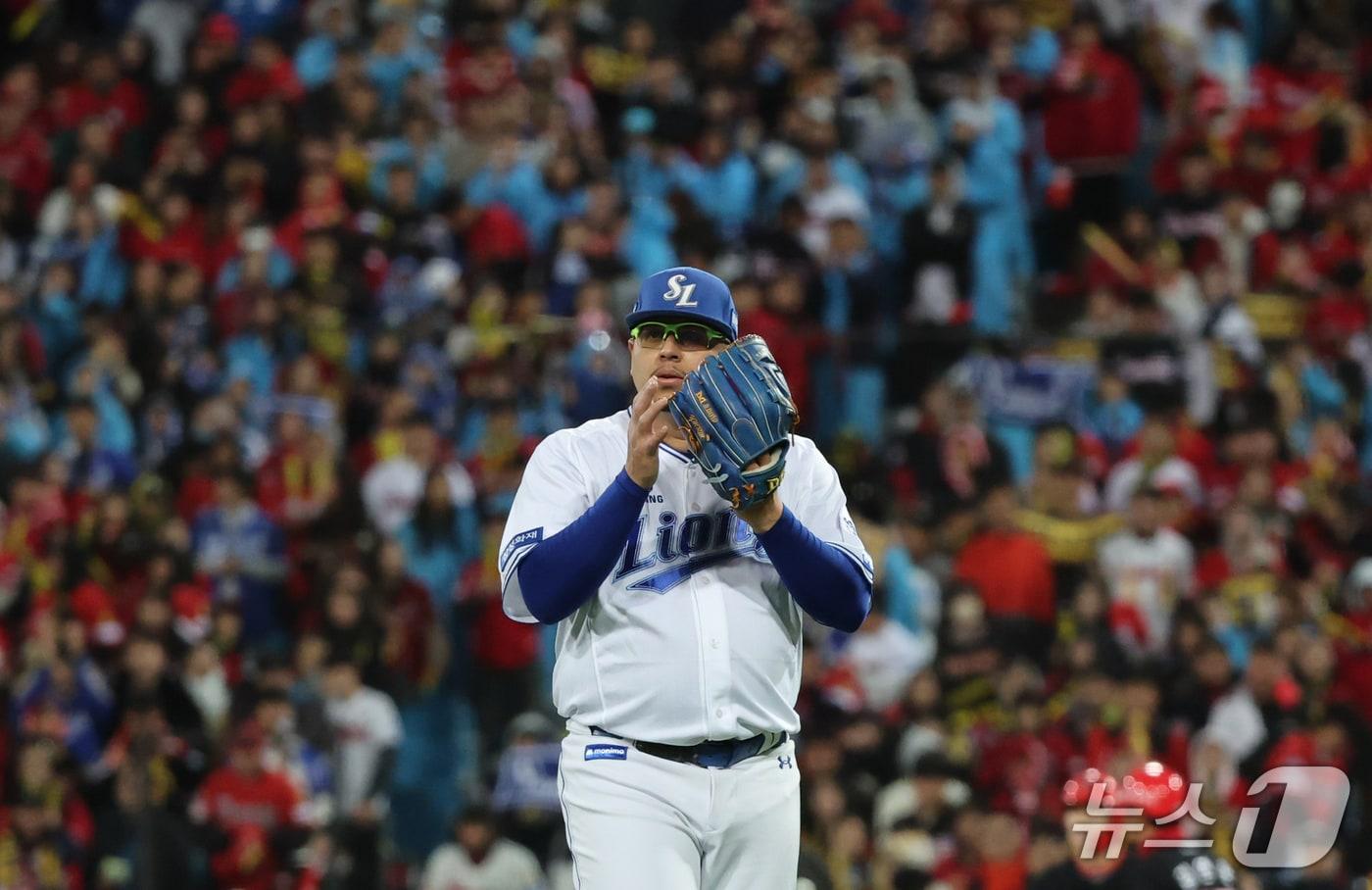 본문 이미지 - 27일 오후 대구 삼성라이온즈파크에서 열린 프로야구 2026 신한 SOL KBO 포스트시즌 플레이오프 2차전 KIA 타이거즈와 삼성 라이온즈의 경기, 삼성 선발 후라도가 7회초 2사 1,3루 상황에서 교체되고 있다. 2026.10.27 ⓒ 뉴스1 김진환 기자