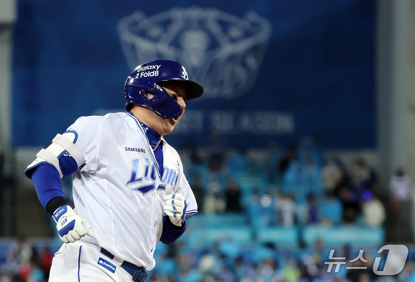 본문 이미지 - 27일 오후 대구 삼성라이온즈파크에서 열린 프로야구 2026 신한 SOL KBO 포스트시즌 플레이오프 2차전 KIA 타이거즈와 삼성 라이온즈의 경기, 삼성 최형우가 7회말 1사 솔로홈런을 친 뒤 홈으로 향하고 있다. 2026.10.27 ⓒ 뉴스1 김진환 기자
