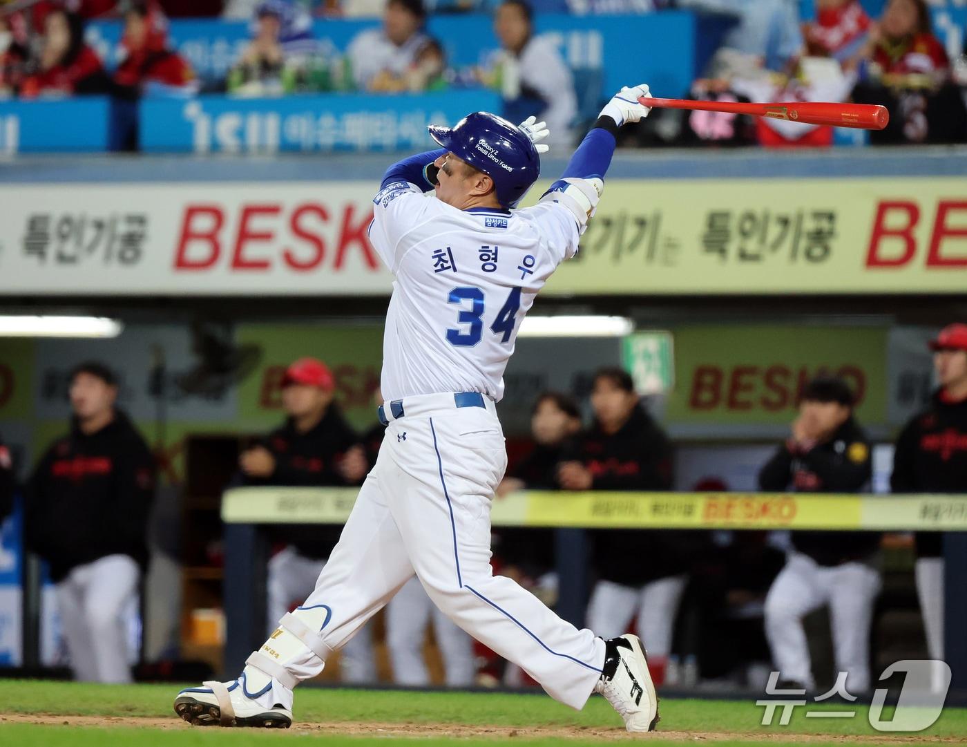 본문 이미지 - 27일 오후 대구 삼성라이온즈파크에서 열린 프로야구 2026 신한 SOL KBO 포스트시즌 플레이오프 2차전 KIA 타이거즈와 삼성 라이온즈의 경기, 삼성 최형우가 7회말 1사 솔로홈런을 치고 있다. 2026.10.27 ⓒ 뉴스1 김진환 기자