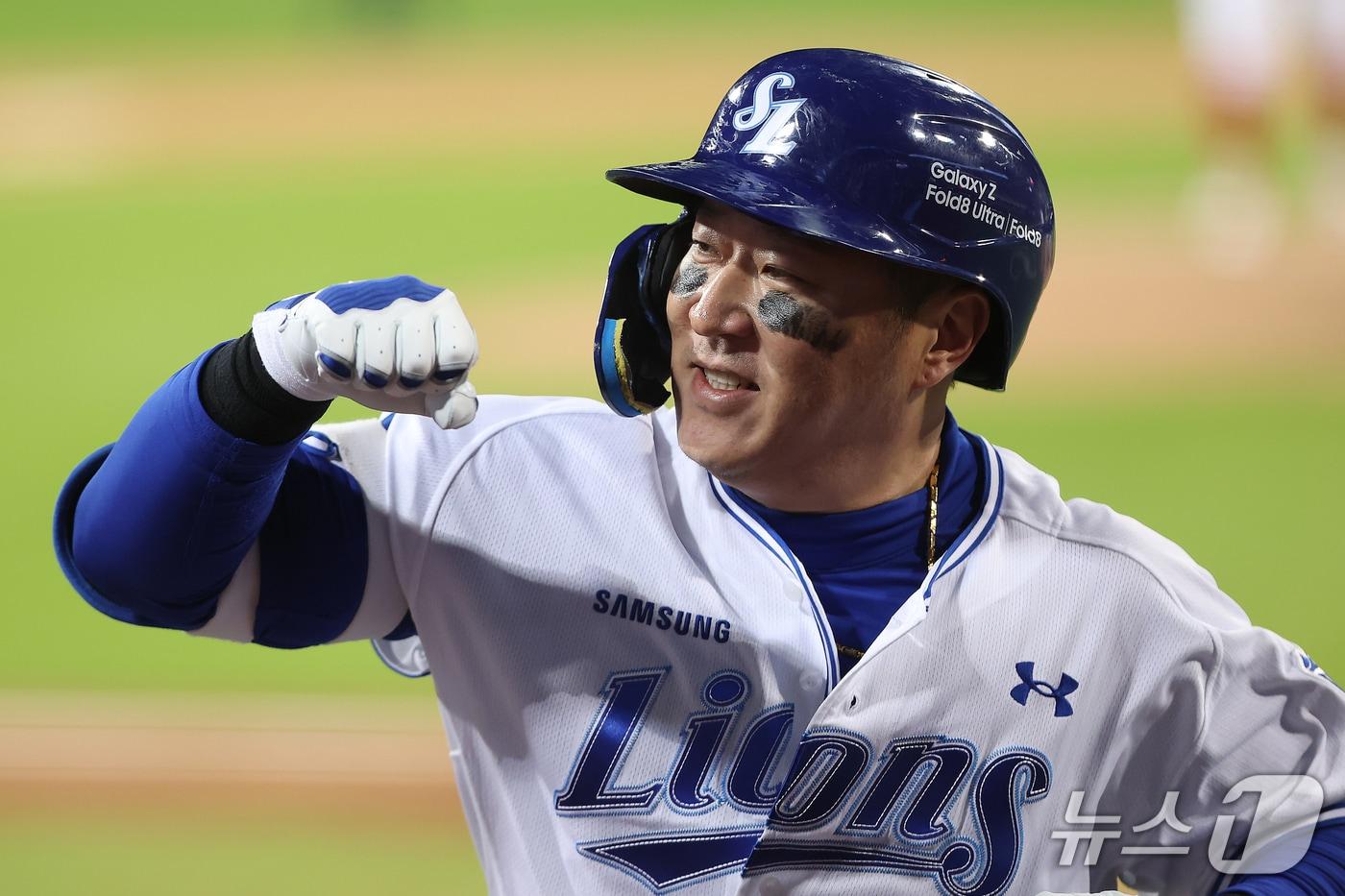 본문 이미지 - 27일 오후 대구 삼성라이온즈파크에서 열린 프로야구 2026 신한 SOL KBO 포스트시즌 플레이오프 2차전 KIA 타이거즈와 삼성 라이온즈의 경기, 삼성 최형우가 7회말 1사 상황 1점홈런을 친 뒤 기뻐하고 있다. 2026.10.27 ⓒ 뉴스1 공정식 기자