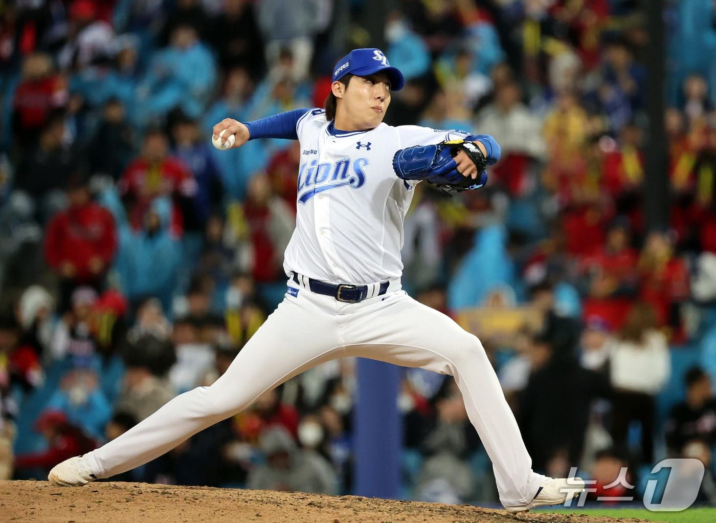 본문 이미지 - 27일 오후 대구 삼성라이온즈파크에서 열린 프로야구 2026 신한 SOL KBO 포스트시즌 플레이오프 2차전 KIA 타이거즈와 삼성 라이온즈의 경기, 삼성 원태인이 9회초 등판해 힘차게 공을 던지고 있다. 2026.10.27 ⓒ 뉴스1 김진환 기자