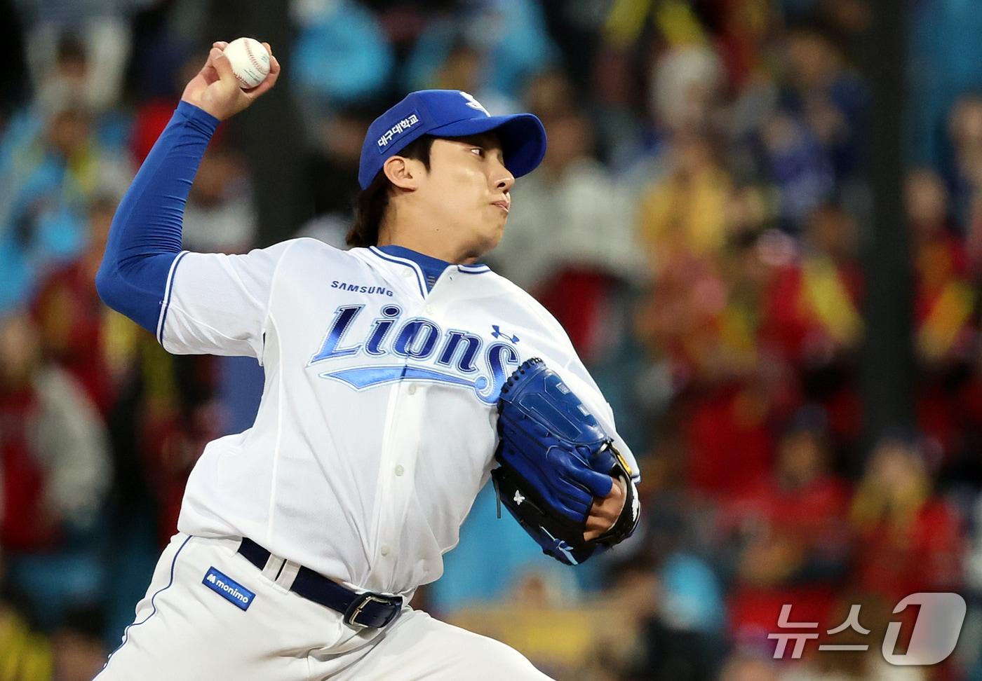 본문 이미지 - 27일 오후 대구 삼성라이온즈파크에서 열린 프로야구 2026 신한 SOL KBO 포스트시즌 플레이오프 2차전 KIA 타이거즈와 삼성 라이온즈의 경기, 삼성 원태인이 9회초 등판해 힘차게 공을 던지고 있다. 2026.10.27 ⓒ 뉴스1 김진환 기자