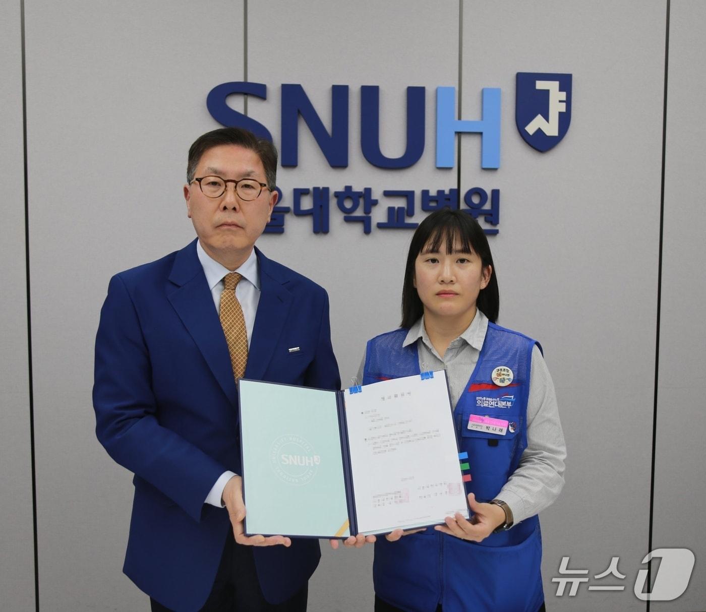 본문 이미지 - 서울대병원 노사가 27일 오후 9시 2026년 임금 및 단체협약 가조인식을 진행했다. 백남종 서울대병원장(왼쪽부터)과 박나래 서울대병원분회장.(서울대병원 제공)