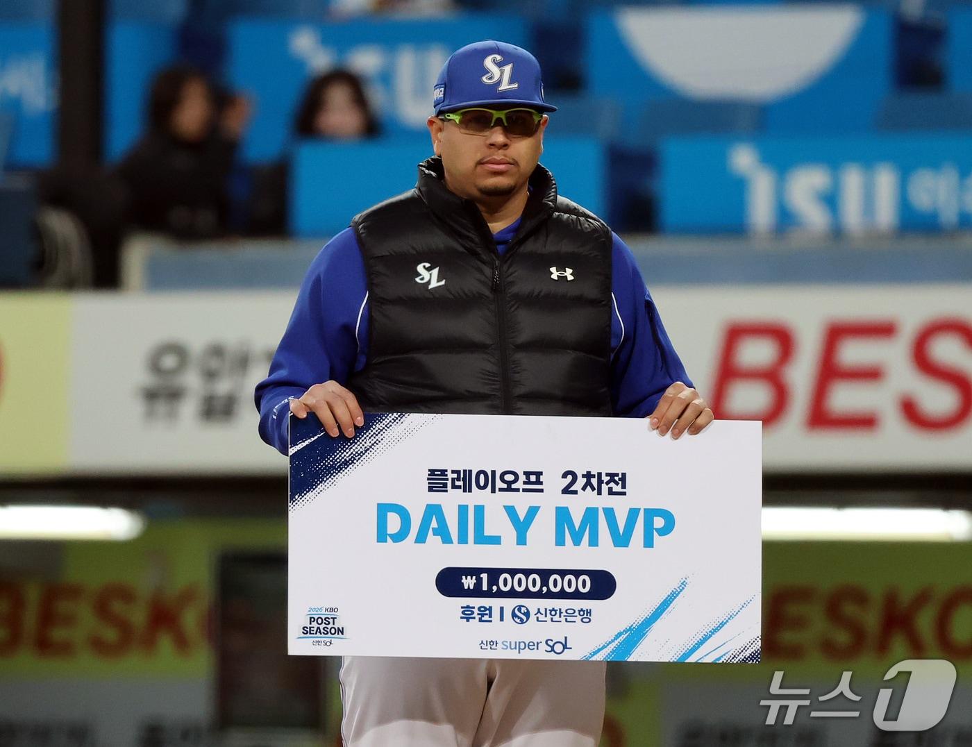 본문 이미지 - 27일 오후 대구 삼성라이온즈파크에서 열린 프로야구 2026 신한 SOL KBO 포스트시즌 플레이오프 2차전 KIA 타이거즈와 삼성 라이온즈의 경기, 6.2이닝 5피안타 3탈삼진 2실점 호투로 승리투수가 된 삼성 후라도가 2차전 데일리 MVP에 선정된 후 기념 촬영을 하고 있다. 2026.10.27 ⓒ 뉴스1 김진환 기자