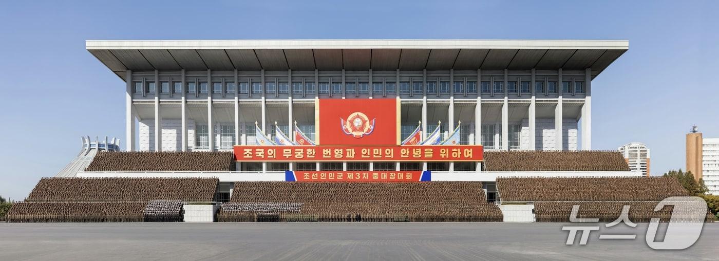 본문 이미지 - (평양 노동신문=뉴스1) = 북한 노동당 기관지 노동신문은 28일 "조선노동당 총비서이시며 조선민주주의인민공화국 국무위원장이신 경애하는 김정은 동지께서 10월 27일 조선인민군 제3차 중대장 대회 참가자들과 뜻깊은 기념사진을 찍으셨다"라고 보도했다. [국내에서만 사용가능. 재배포 금지. DB 금지. For Use Only in the Republic of Korea. Redistribution Prohibited] rodongphoto@news1.kr
