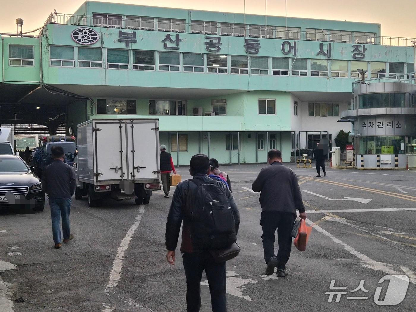 본문 이미지 - 체감온도가 4도까지 떨어지며 때 이른 추위가 기승을 부린 28일 새벽, 부산공동어시장 상인들이 조업 현장으로 향하고 있다. 2026.10.28/뉴스1 ⓒ News1 임순택 기자