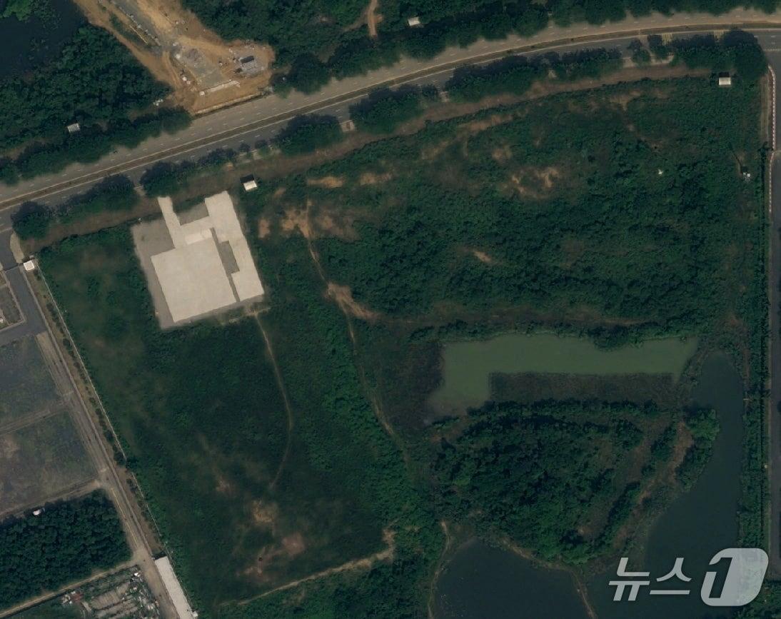 본문 이미지 - 2026년 10월 15일 촬영된 위성사진에서 지난 1월 착공식이 열린 베트남 최초의 반도체 제조공장 부지에 야생 식물이 무성하게 자라고 흰색 콘크리트 바닥판이 놓여 있는 모습이 포착됐다. 2026.10.26. ⓒ 뉴스1 ⓒ 로이터=뉴스1
