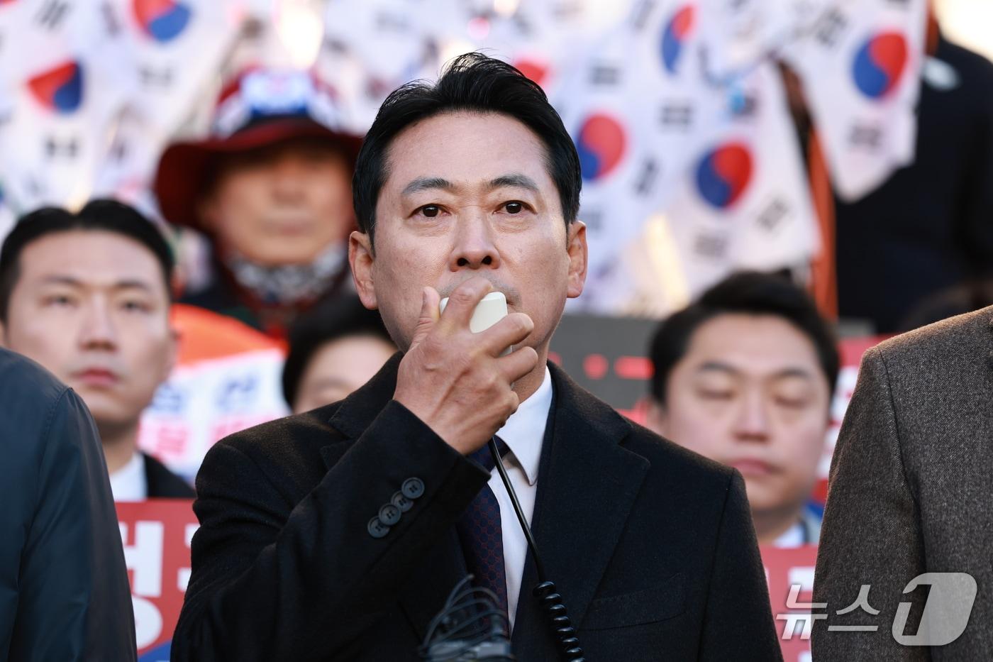본문 이미지 - 장동혁 국민의힘 대표가 28일 서울 송파구 올림공원을 방문해 선관위 특검 현장 검증 관련 입장을 밝히고 있다. 2026.10.28 ⓒ 뉴스1 구윤성 기자