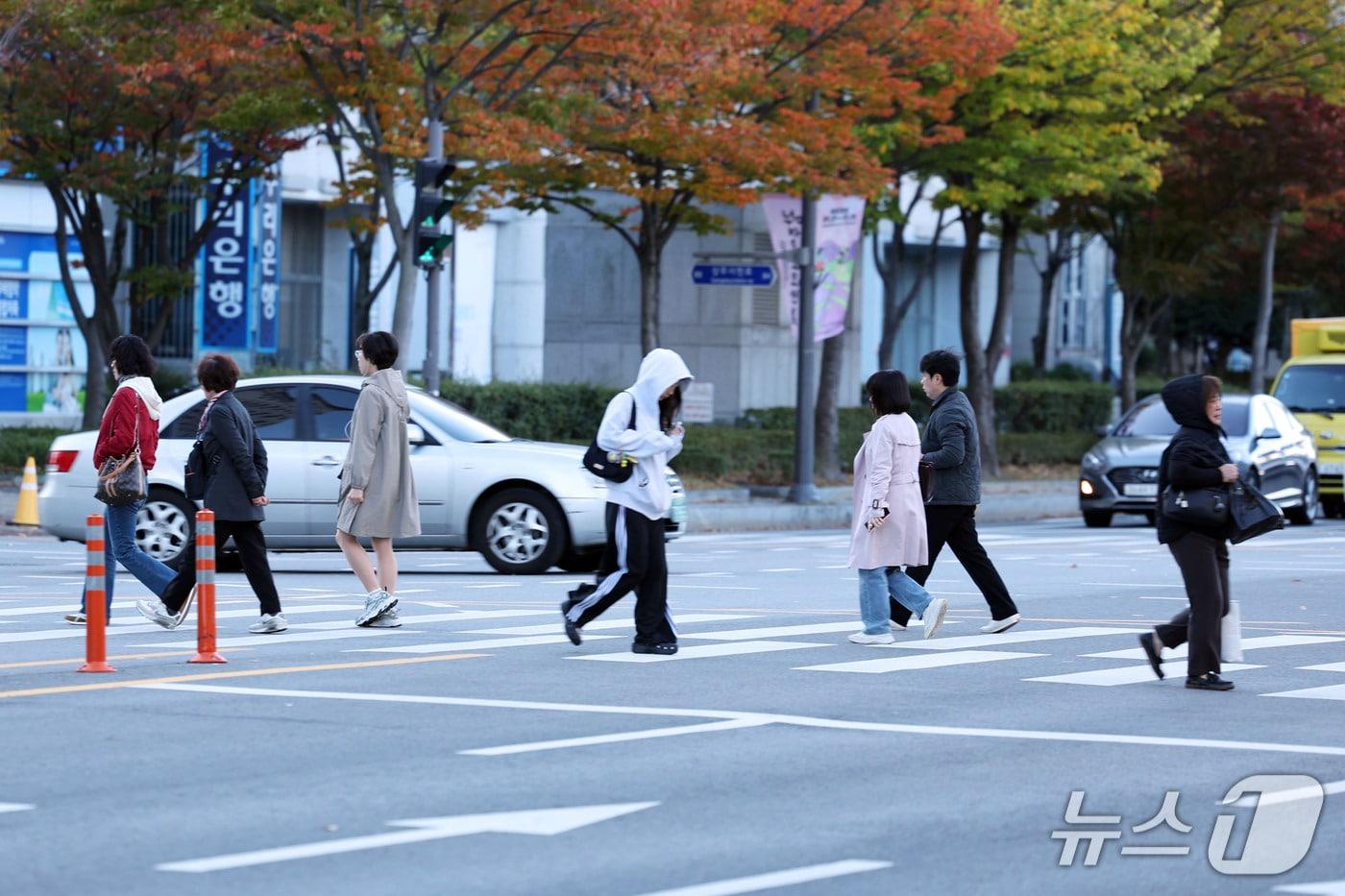 본문 이미지 - 28일 오전 전남광주 서구 치평동의 한 거리에서 시민들이 추운 날씨에 두꺼운 외투와 모자로 몸을 감싼 채 횡단보도를 건너고 있다. ⓒ 뉴스1 조수민 기자