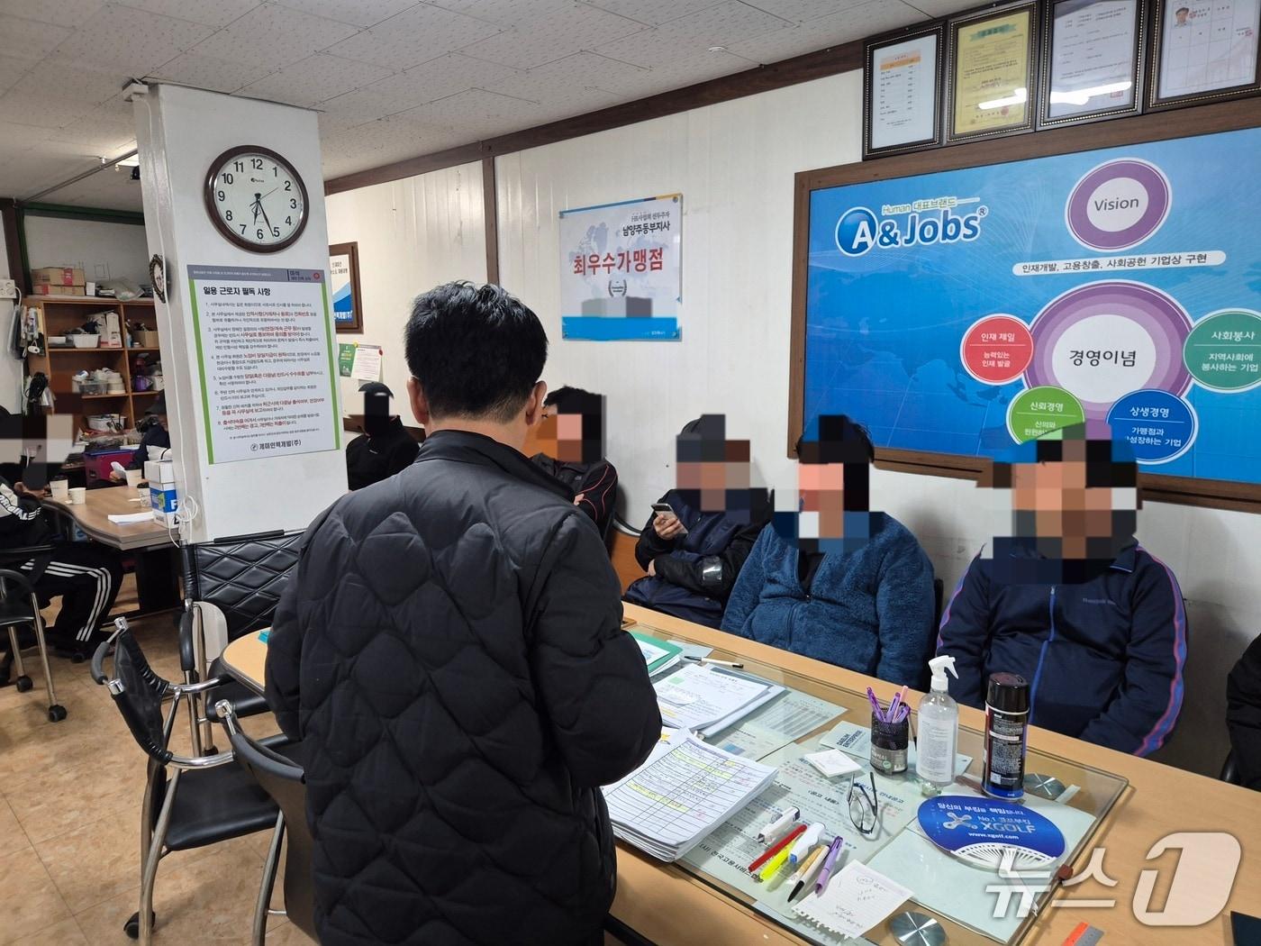 본문 이미지 -  28일 오전 찾은 경기 남양주시 화도읍 소재 한 인력사무소에서 일용직 노동자들이 일감 배정을 기다리고 있다.2026.10.28/뉴스1 양희문 기자