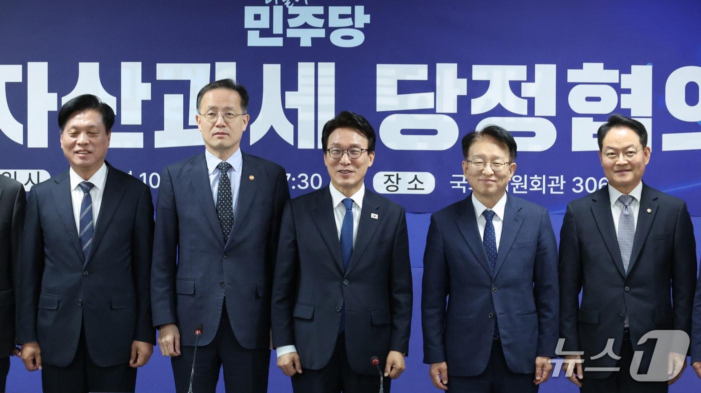 본문 이미지 - 김민석 더불어민주당 대표와 이형일 경제부총리 겸 재정경제부 장관이 28일 서울 여의도 국회 의원회관에서 열린 가상자산과세 당정협의회에서 참석자들과 기념 촬영을 하고 있다. 2026.10.28 ⓒ 뉴스1 신웅수 기자