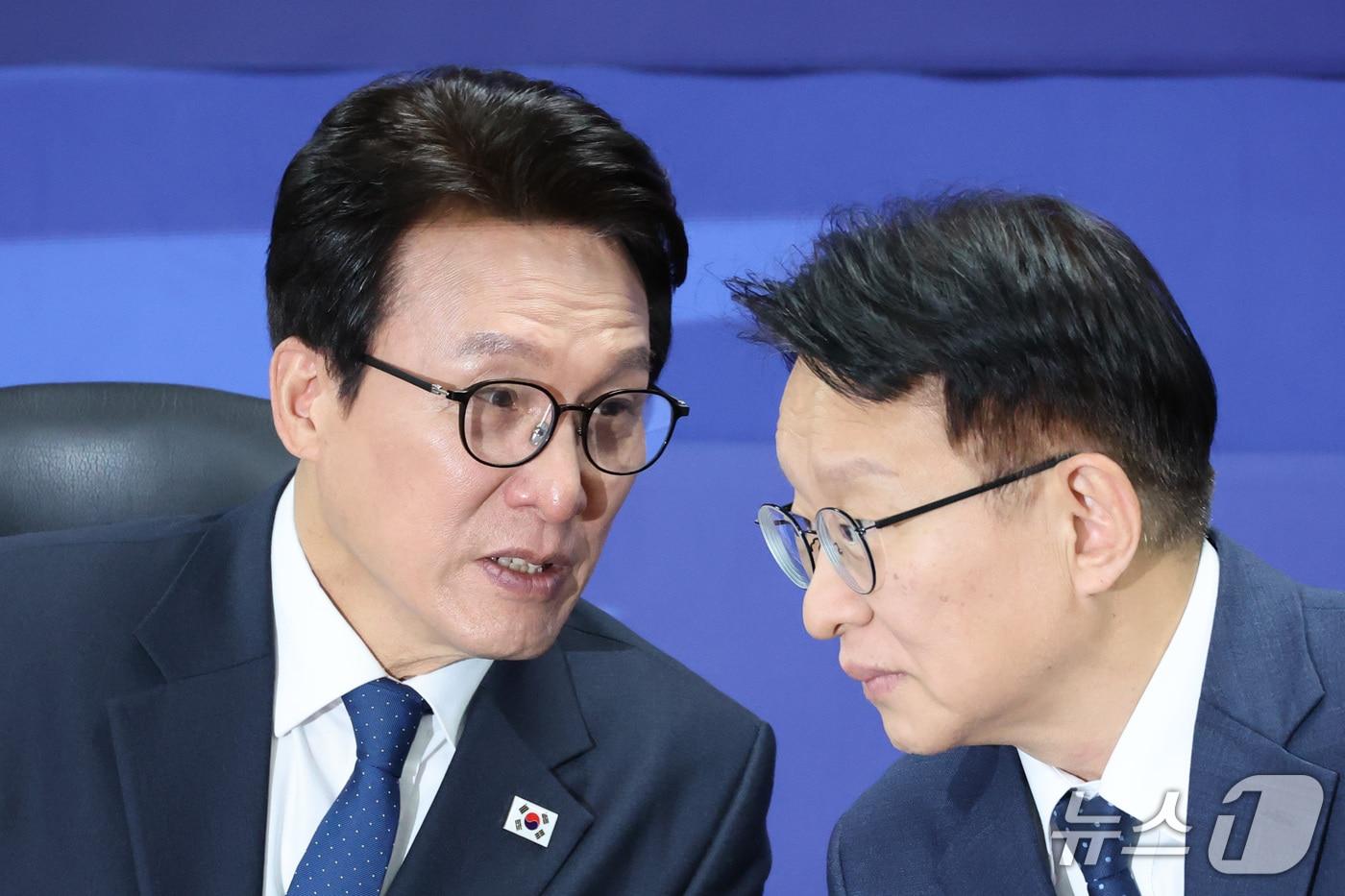 본문 이미지 - 김민석 더불어민주당 대표(왼쪽)2026.10.28 ⓒ 뉴스1 신웅수 기자