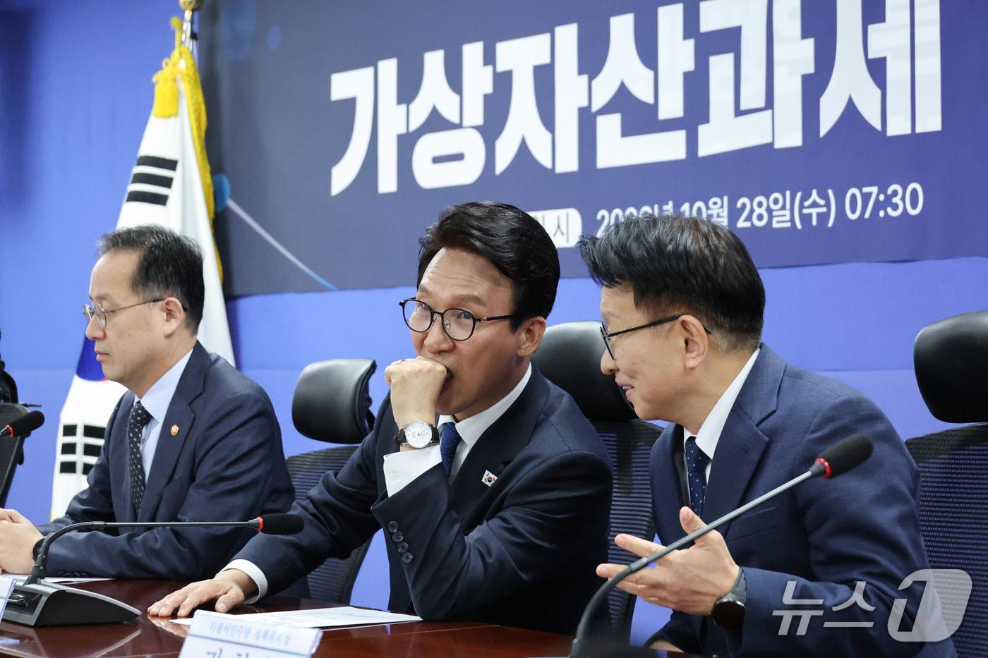 본문 이미지 - 김민석 더불어민주당 대표와 권칠승 정책위의장이 28일 서울 여의도 국회 의원회관에서 열린 가상자산과세 당정협의회에서 대화하고 있다. 2026.10.28 ⓒ 뉴스1 신웅수 기자