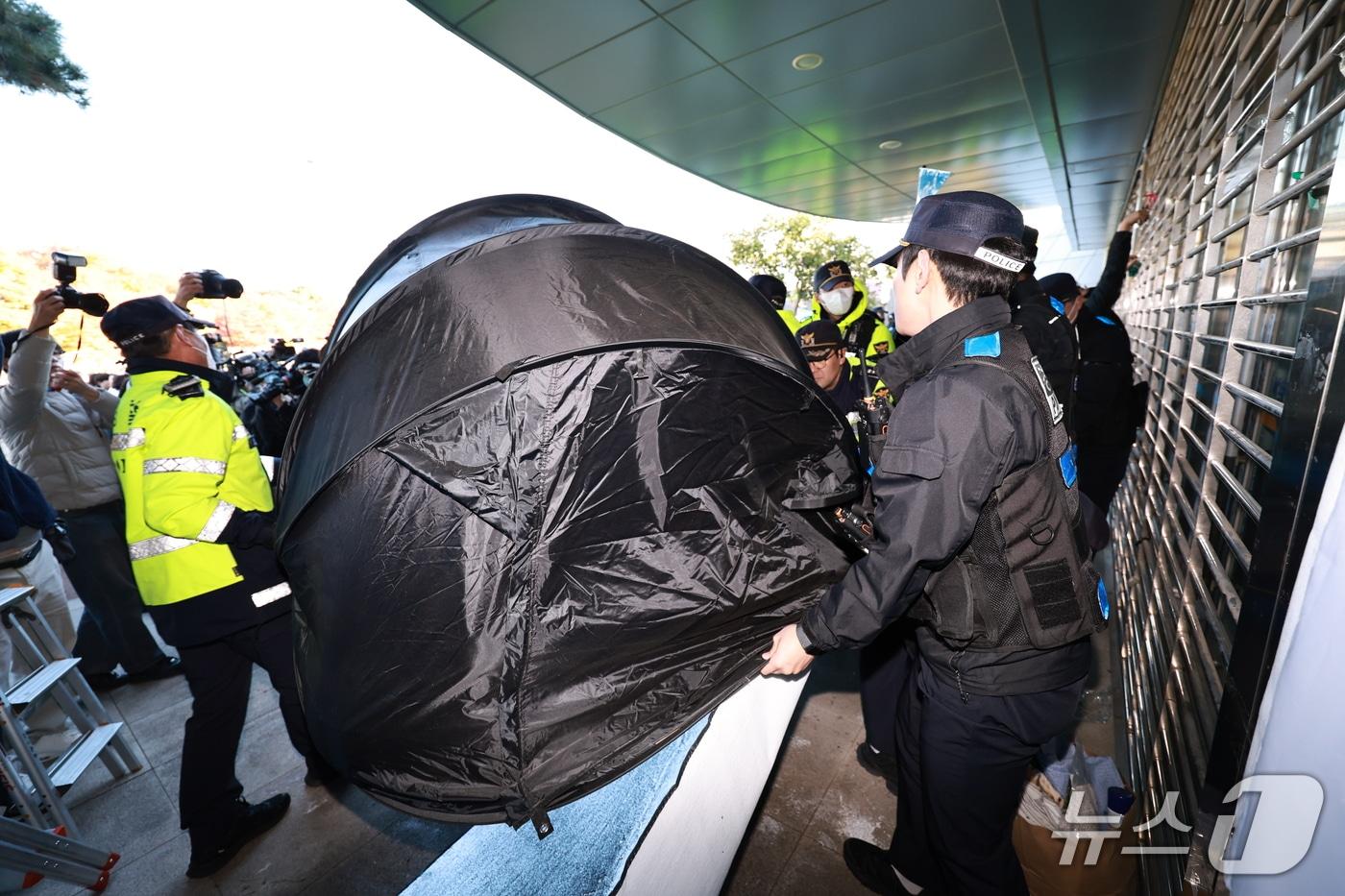 본문 이미지 - 28일 6·3 지방선거 투표용지 부족사태 등을 수사하는 이태한 특별검사팀의 투표지 247만여장의 위조 여부 등 검증을 앞두고 경찰 병력이 서울 송파구 올림픽공원 핸드볼경기장 진입로를 확보하고 있다. 2026.10.28 ⓒ 뉴스1 구윤성 기자