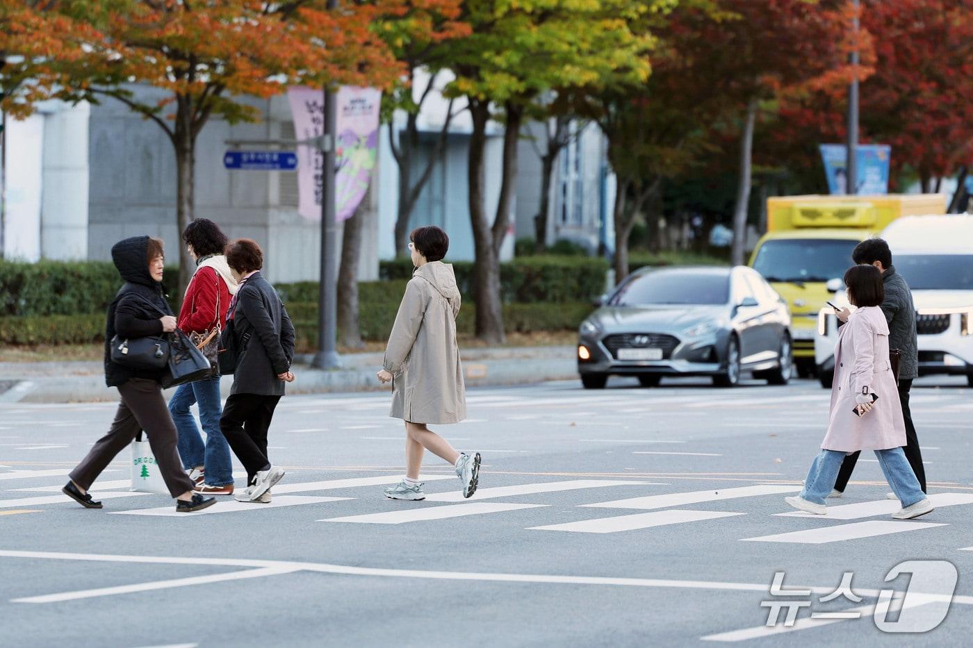 본문 이미지 - 28일 오전 전남광주 서구 치평동의 한 거리에서 시민들이 추운 날씨에 두꺼운 외투와 모자로 몸을 감싼 채 횡단보도를 건너고 있다. 2026.10.28 ⓒ 뉴스1 조수민 기자