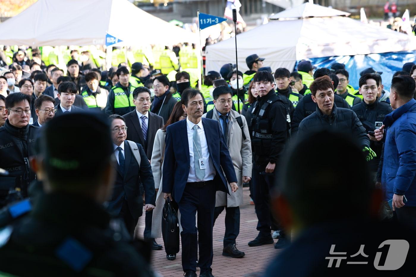 본문 이미지 - 28일 6·3 지방선거 투표용지 부족사태 등을 수사하는 이태한 특별검사팀의 투표지 247만여장의 위조 여부 등 검증을 앞두고 경찰 병력이 서울 송파구 올림픽공원 핸드볼경기장 진입로를 확보하고 있다. 2026.10.28 ⓒ 뉴스1 구윤성 기자