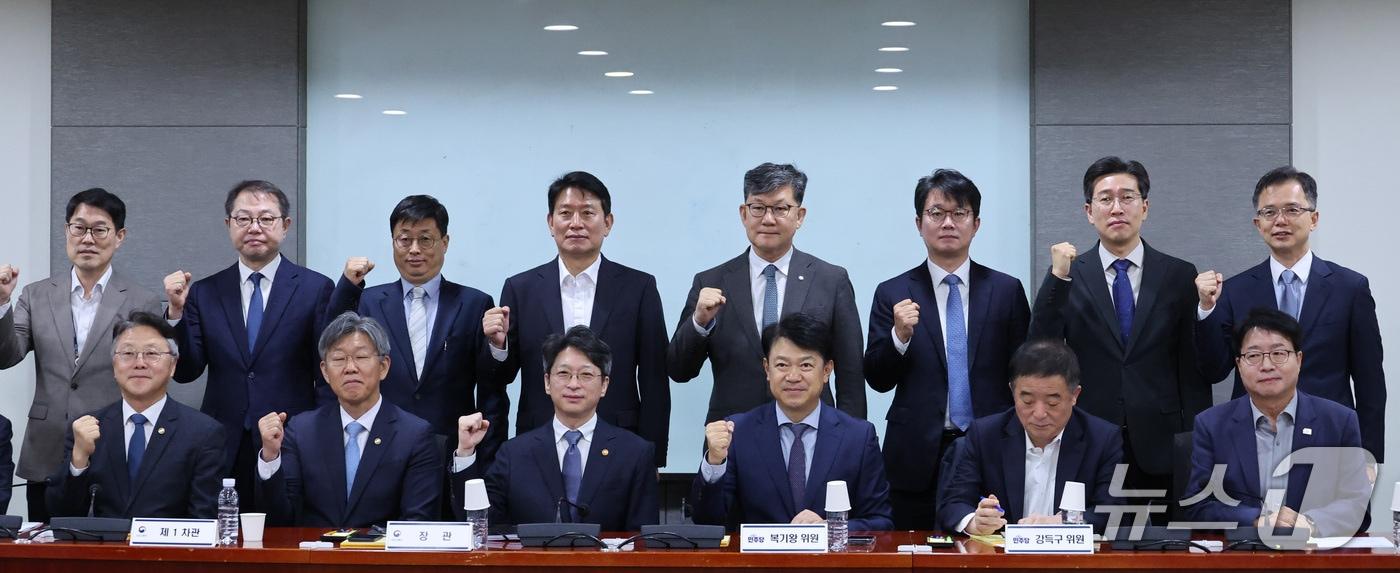 본문 이미지 - 복기왕 국토교통위원회 간사를 비롯한 더불어민주당 의원들과 홍지선 국토교통부 장관이 28일 서울 여의도 국회 의원회관에서 열린 국토교통부 당정협의에서 기념촬영을 하고 있다. 2026.10.28 ⓒ 뉴스1 신웅수 기자